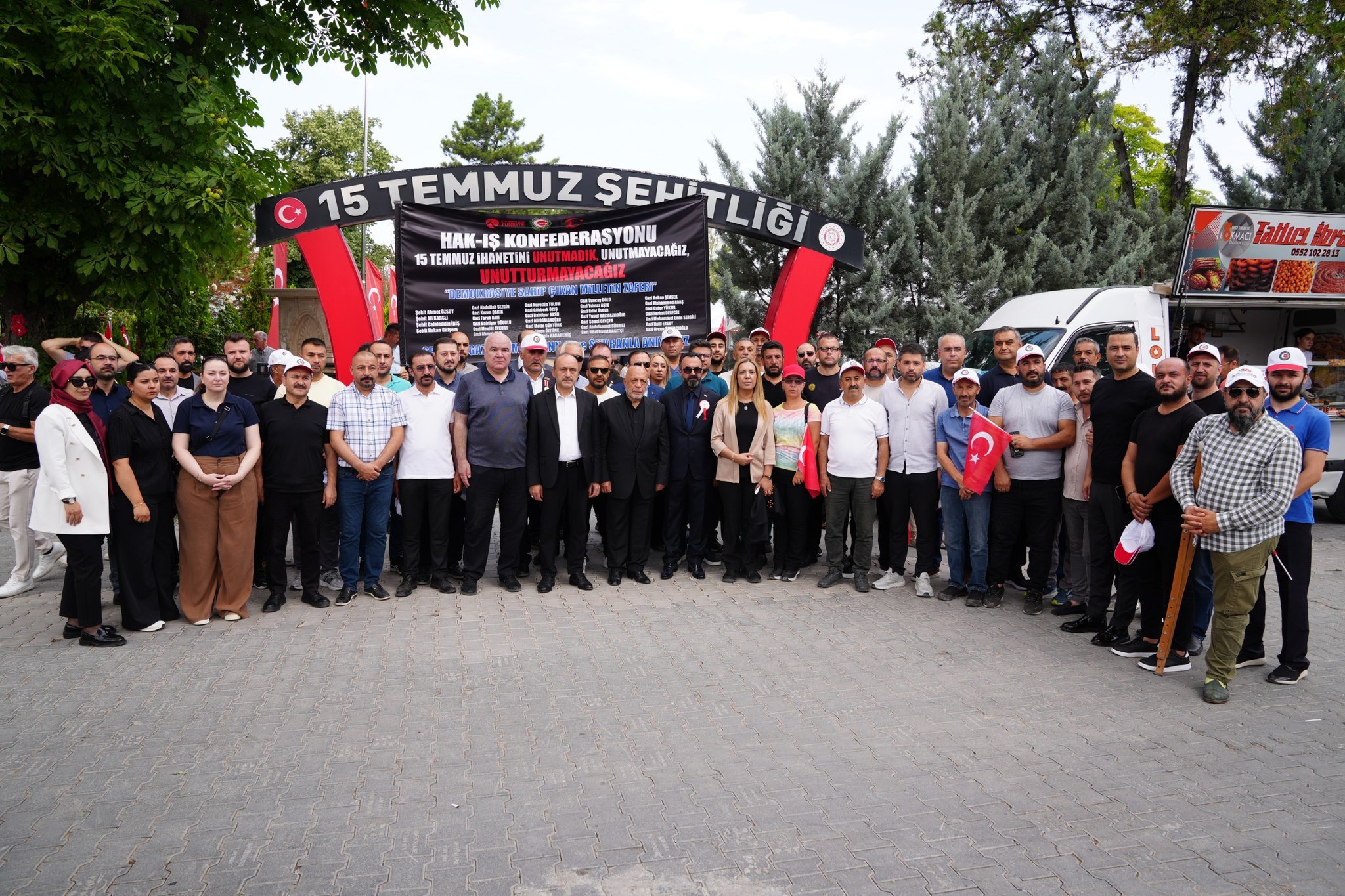 15 TEMMUZ’UN 9. YILDÖNÜMÜNDE ŞEHİTLERİMİZİ RAHMETLE ANDIK